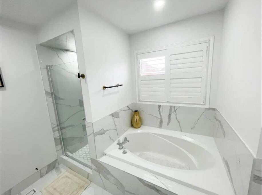 Elegant & Luxurious 3 Bedroom Home Mississauga Luaran gambar